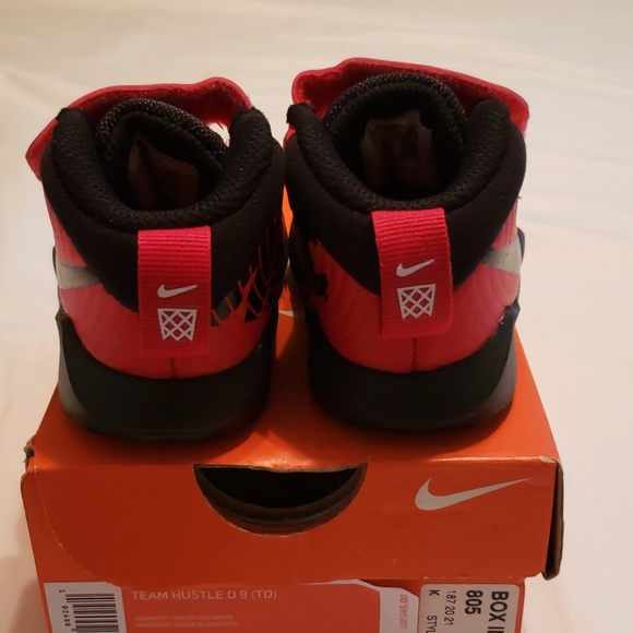 Toddler's Nike Sneakers - Picture 4 of 11